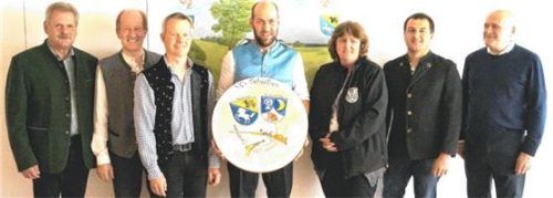 Bei der Ehrung: (von links) Rechtmehrings Bürgermeister Sebastian Linner, Alois Kainz (Hubertus Brandstätt), Richard Hirt (Alpenblick Maitenbeth), Richard Daumoser (Korbinian-Schützen Rechtmehring), Birgit Jaksch (Fröhlicher Winkel Marsmeier), Matthias Demmel (Eicheneder Schleefeld) und Maitenbeths Bürgermeister Thomas Stark. Foto richterstetter