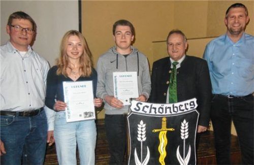 Bei der Ehrung: (von links) Zweiter Bürgermeister Reinhard Winterer mit Julia Mandl und Felix Steinberger sowie Bürgermeister Alfred Lantenhammer und Drittem Bürgermeister Reinhard Obermeier. Foto Angermeier