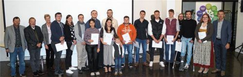 Bei der Feier anlässlich der Verabschiedung der Absolventen der Berufsschule 1 in Rosenheim wurden 14 Staatspreisträger belobigt. Sie hatten einen Notendurchschnitt von 1,5 oder besser erreicht. Foto re