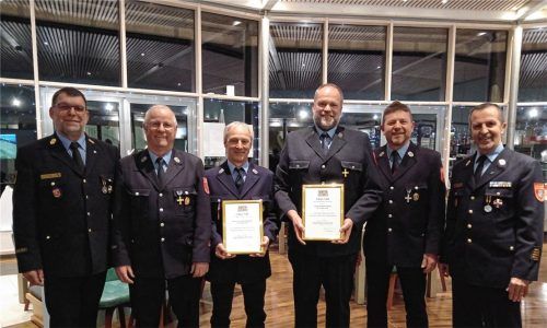 Bei der Jahresversammlung freuten sich KBI Franz Hochhäuser (links), Vorsitzender Stephan Lindner (Zweiter von links), Kommandant Christian Summerer (Fünfter von links) und KBR Richard Schrank (rechts) mit den Jubilaren Lorenz Wölkhammer junior (Vierter von links) und Harmut Distler (Dritter von links).Foto re