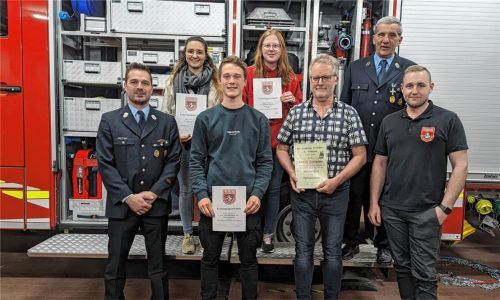 Bei der Jahresversammlung: (von links) stellvertretender Kommandant Dominik Lechner, die Feuerwehranwärter Martina Sperr, Alexander Bauer und Stephanie Häusler, der Ehrenvorsitzende Gerhard Untergehrer, Vorsitzender Hartwig Vogelsgesang und sein neuer Stellvertreter Wolfgang Hartinger.Foto furch