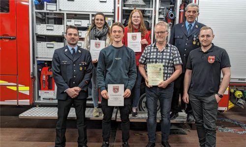 Bei der Jahresversammlung: (von links) stellvertretender Kommandant Dominik Lechner, die Feuerwehranwärter Martina Sperr, Alexander Bauer und Stephanie Häusler, der Ehrenvorsitzende Gerhard Untergehrer, Vorsitzender Hartwig Vogelsgesang und sein neuer Stellvertreter Wolfgang Hartinger.Foto furch