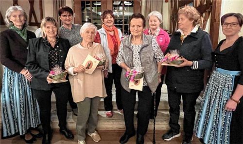 Bei der Mitgliederehrung: (von links) Annemarie Kamysek, Brigitte Feiler, Manuela Schlaipfer, Christa Schmid, Marianne Schönhuber, Therese Lindner, Therese Reiter, Irmengard Stöberl und Alexandra Unterhauser. Foto re