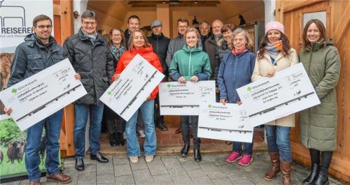 Bei der Scheckübergabe: (von links) Reinhard Meier, Landrat Max Heimerl, Bürgermeisterin Anna Meier, Bürgermeister Christian Weyrich, Josefine und Matthias Reißaus, Bürgermeister Roland Kamhuber, Elisabeth Auer, Dr. Michael Rittershofer, Bürgermeister Thomas Einwang, Bürgermeisterin Sissi Schätz sowie Mechthilde Eisgruber, Margot Erber und Lena Koch von der Ökomodellregion Mühldorfer Land. Foto landratsamt