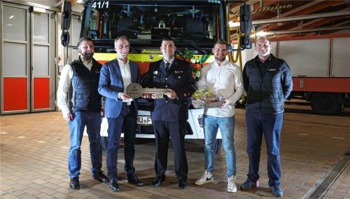 Bei der Schlüsselübergabe für das neue Einsatzfahrzeug: (von links) Norbert Jetzinger von der Firma Sturm Feuerschutz, Bürgermeister Robert Pötzsch, Kommandant Andreas Englmeier, Moritz Althammer, Leiter des Ordnungsamtes, und Andreas Klitzner von der Firma Stirner. Foto seitz