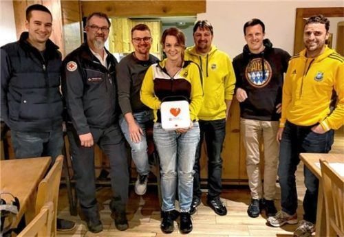 Bei der Schulung: (von links) Zweiter Vorsitzender Sepp Vodermaier, Helmut Frank vom BRK, Zweiter Fußball-Abteilungsleiter Florian Neubauer, Jugendleiterin Katja Karl, Zweiter Fußball-Jugendleiter Wolfgang Hutzler, Fußball-Abteilungsleiter Franz Bichler und Vorsitzender Sigi Obermaier. Foto EMK