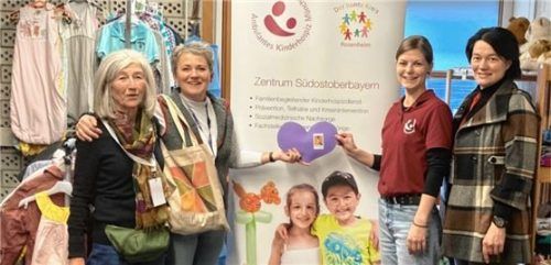 Bei der Spendenübergabe: (von links) Melanie Schuster,Regina Prokopetz und Magdalena Mayer von der Stiftung Kinderhospiz sowie Anja Steiner vom Team der Tauschbörse. Foto re