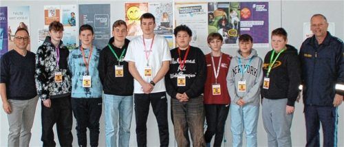 Bei der Übergabe der Ausweise: (von links) Schulleiter Claudius Rychlik, Sebastian Wimmer, Konstantin Zeiler, Thomas Rauscheder, Aleksa Cirkovic, Samual Soares, Leonard Wündisch, Korbinian Gluth, Phillip Wittmann und Ausbilder Jürgen Schneider. Foto RE