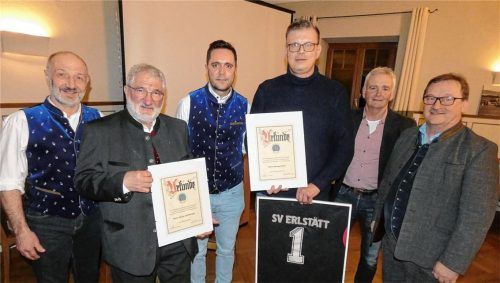 Bei der Überreichung der Ehrenurkunden: (von links) Klaus Muggenhamer, Georg Schützinger, Christian Hartmann, Markus Felix, Josef Behr und Bürgermeister Gerhard Wirnshofer. Foto  Müller