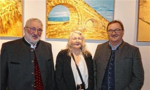 Bei der Vernissage in Grabenstätt (von links) begegneten sich Altbürgermeister Georg Schützinger, Monika Liane Dietz und Bürgermeister Gerhard Wirnshofer.Foto  Müller