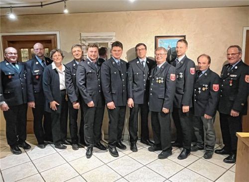 Bei der Versammlung (von links): Josef Stiglmeier, Harald Lechertshuber, Cathrin Henke, Josef Binsteiner, Andreas Maier, Georg Lohmeier, Georg Wimmer, Alfred Bauer, Martin Köpernik, Anton Lohr und Herbert Rutter.Foto strähle