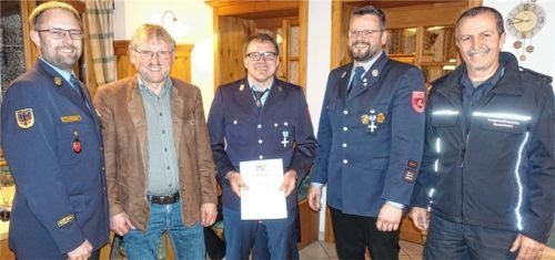 Bei der Versammlung: (von links) Kreisbrandmeister Markus Huber, Bürgermeister Paul Dirnecker, der für 25 Jahre Belobigte Josef Maier, Kommandant Wolfgang Niedermaier und Kreisbrandrat Richard Schrank. Foto voggenauer