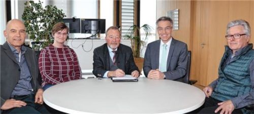 Bei der Vertragsunterzeichnung: (von links) Professor Dr. Peter Zentgraf, die designierte Chef-Pilotin der Hagelflieger, Andrea Lindner, Josef Huber, der Vorsitzende des Hagelforschungsvereins Rosenheim, Landrat Otto Lederer und der Chef der Hagelflieger, Georg Vogl.Foto re