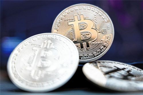 Bei einer Durchsuchungsaktion steckte ein Kripo-Beamter Datenträger ein, auf denen sich Bitcoins im Wert von über 370000 Euro befanden. Foto dpa