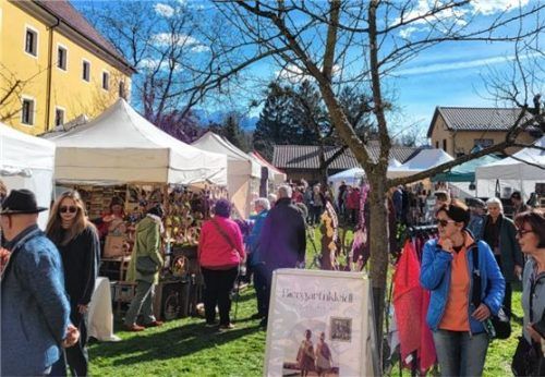 Bei frühlingshaften Temperaturen freuten sich 50 Aussteller beim Oster- und Kunsthandwerkermarkt im Kloster Reisach über mehrere Hundert Besucher.Foto Steffenhagen