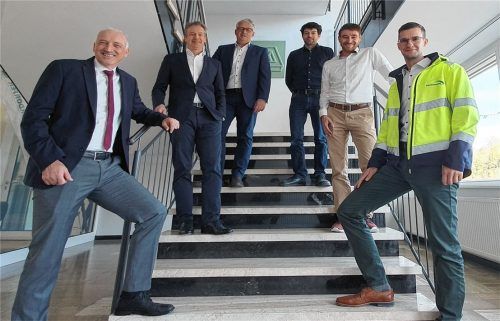 Bei Rohrdorfer Zement freuen sich (von links) Mike Edelmann, Geschäftsführer der Unternehmensgruppe, Dr. Christopher Ehrenberg, technischer Leiter der Sparte Zement; Dr. Helmut Leibinger, Leiter des Net Zero Emission-Teams sowie die drei Projektmitarbeiter Dr. Florian Wesenauer, Dennis Pemsel und Dr. Simon Breuer über die Förderung. Foto re