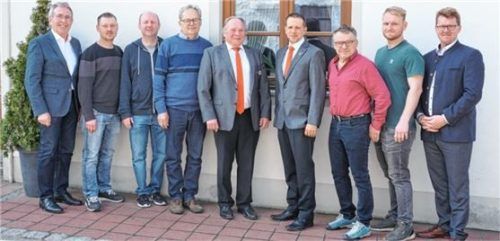 Beim Abschied: (von links) Altlandrat Georg Huber, Christoph Karl, Bernhard Sax, Alfons Osner, Gerhard Hahnreich, Andreas Kellner, Walter Weiß, Stefan Oberneder sowie Bürgermeister Roland Kamhuber. Foto Sutherland