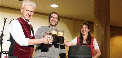 Beim Anzapfen waren die Präsidenten unter sich: (von links) Gemeindepräsident Thomas Schmidinger, Brauereipräsident Edmund Ernst und Musikvereinspräsidentin Anna Wittenzellner.Foto unterforsthuber