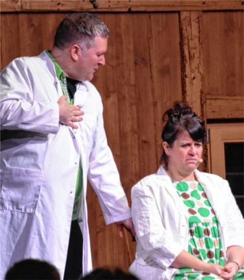 Beim Schönheitschirurgen: Angie Aschbacher und Christian Haller alias „Steckerlfisch und Schlagsahne“. Foto Grun