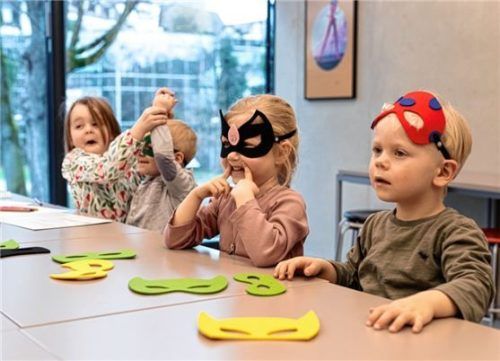Beim Workshop basteln die Kinder heldenhafte Masken und tauchen so in die Welt ihrer Vorbilder ein.Foto Axel Jusseit