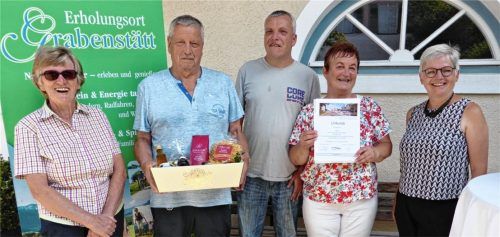 Bereits zum 35. Mal in Grabenstätt Urlaub gemacht hat im vergangenen Jahr Familie Lippert aus Bayreuth. Auf dem Foto zu sehen sind das Ehepaar Karin und Heinz Lippert mit Sohn Sven Lippert, ihre langjährige Gastgeberin Marlene Wührer (links) und die Vorsitzende des Verkehrsvereins, Bärbel Schuster (rechts), die auch die Ehrung vornahm. Foto  Archiv Müller