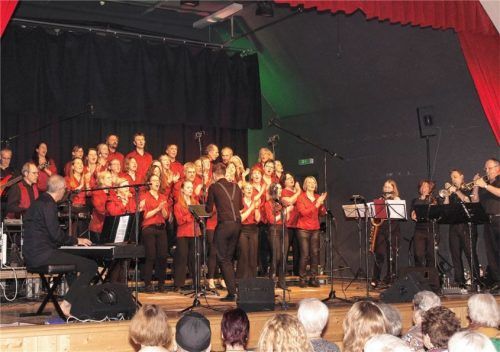 Bereits zum vierten Mal gab sich der Gospel-Train Gars in Mettenheim die Ehre und lieferte einmal mehr Chorgenuss der Extraklasse.Foto lamprecht