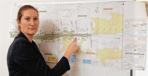 Bernaus Bürgermeisterin Irene Biebl-Daiber ist nicht erfreut: Der Ex-Verkehrsminister Andreas Scheuer hatte der Gemeinde Bernau versprochen, dass sie im Zuge des Autobahn-Ausbaus auf Höhe Hötzing einen Lärmschutz bekomme. In den aktuellen Plänen ist dieser aber nicht enthalten. Foto Gemeinde Bernau