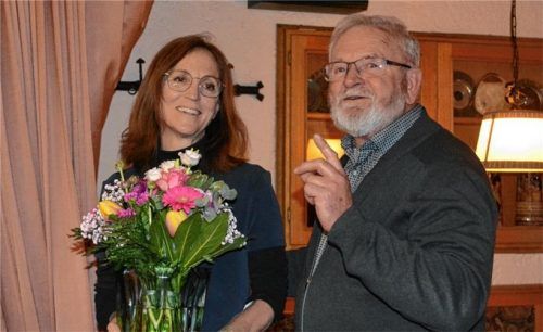 Bernd Koller als ältester Gemeinderat dankte im Namen des Gemeinderats Bürgermeisterin Martina Gaukler für ihre Arbeit. Foto  Eder
