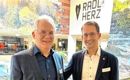 Bernd Weber, Geschäftsführer von Radlherz, mit Rosenheims Oberbürgermeister Andreas März bei der Eröffnungsfeier.