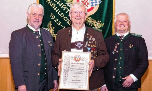 Besondere Ehrung: (von links) Stellvertretender Landesschützenmeister Stefan Fersch mit Gau-Ehrenmitglied Hans Holz von Gemütlichkeit Niederbergkirchen und Gauschützenmeister Erich Jungwirth. Foto Bauer