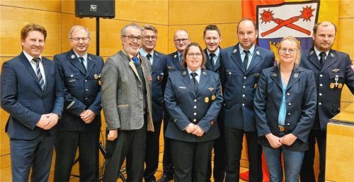 Bild mit der neuen Vorstandschaft: (von links) Bürgermeister Josef Grundner, Hans Peter Kohlschmid, stellvertretender Landrat Richard Fischer, Manfred Fromberger, Kreisbrandinspektor Werner Hummel, Kassierin Michaela Fuchs, stellvertretender Vorsitzender Josef Gassenhuber, Vorsitzender Thomas Schindler, Schriftführerin Anna Gruner und stellvertretender Vorsitzender Anton Sax. Foto stettner