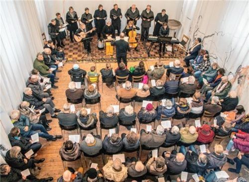 Bis auf den allerletzten Platz gefüllt war die Kirche beim Konzert des Ensembles „Anima“ in Großkarolinenfeld. Foto  Stache