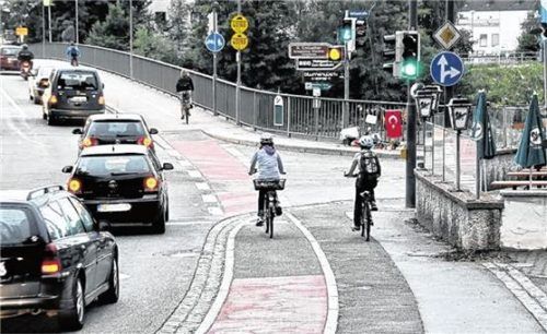 Bis zu 20000 Fahrzeuge passieren im Schnitt täglich die Innbrücke zwischen Stephanskirchen und Rosenheim. Foto RE