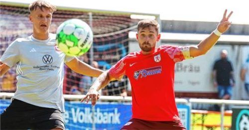 Blick auf den Ball und aufs Derby: Rosenheims Malik Salkic (links) und Wasserburgs Michael Barthuber.Foto mb.presse
