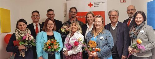 Blumen für die „Macher“: Freddy Eisner (hintere Reihe von links), Robert Mayerhofer, Florian Schindler, Amelie Guggenberger, Michael Kölbl, Stefan Müller und Katharina Auer (vordere Reihe von links), Claudia Einberger, Romana Steinwender, Bettina Gnatzy und Verena Gottal sind für die reibungslose Inbetriebnahme der Großtagespflege verantwortlich. Foto Weinfurtner