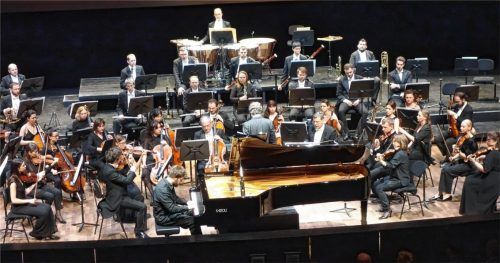 Boten einen packenden Klavierabend: Pianist Lukas Geniusas und das Orchester der Tiroler Festspiele.Foto füchtner