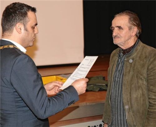 Bürgermeister Alois Lofererer (links) bei der Vereidigung von Martin Remigius Lauber als Gemeinderat.Foto Paul Kluge