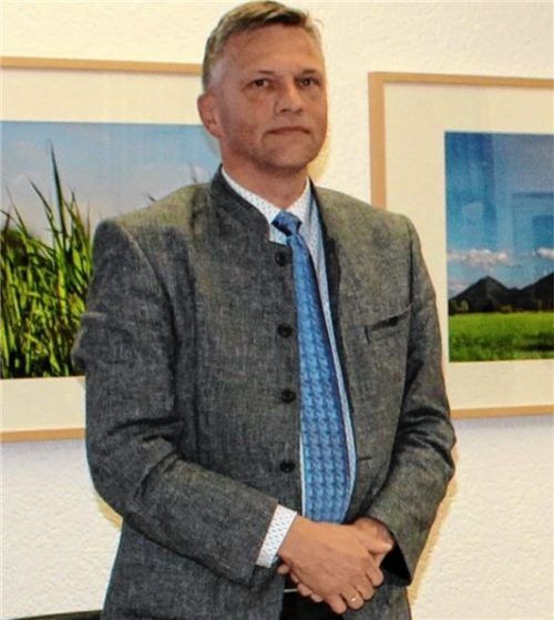 Bürgermeister Anton Wallners Abschied unter stehendem Applaus der Zuhörer und Gemeinderäte. Foto  Strim