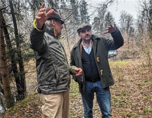 Bürgermeister Daniel Wendrock (rechts) und Umweltreferent Matthias Eggerl bei der Amphibienrettung. Foto RE