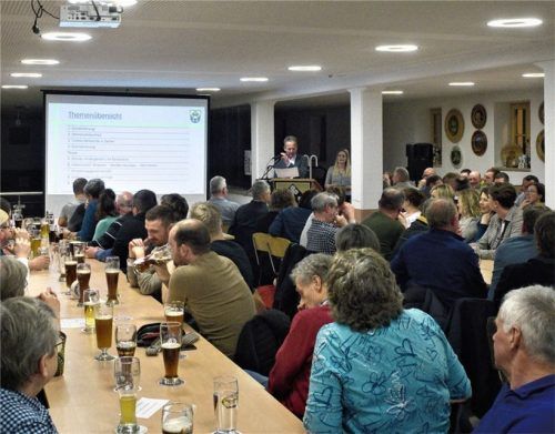 Bürgermeister Franz Stein spricht bei der Bürgerversammlung der Gemeinde Reichertsheim. Foto Günster