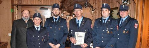 Bürgermeister Josef Loferer (links), Vorsitzender Florian Ebersberger (Zweiter von links) und Josef Loferer junior (rechts) ehrten (von links) Simon Mauracher für 15 Jahre, Josef Pfaffinger für 40 Jahre und Kommandant Markus Mauracher für 15 Jahre aktiven Feuerwehrdienst. Foto wunderlich