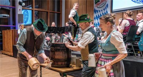 Bürgermeister Ludwig Entfellner startete das Starkbierfest des Unterwössner Trachtenvereins D’ Achentaler mit dem Fassanstich. Vereinsvorsitzender Otto Dufter und Stellvertreterin Andrea Größ assistierten. Ob der stehende Mann auf der Bühne, Musikmeister Martin Nieß, in die Fußstapfen des Bürgermeisters treten soll, die Frage stellte Fastenprediger Bruder Andreas, bekam von Entfellner aber keine Antwort.Foto  Flug