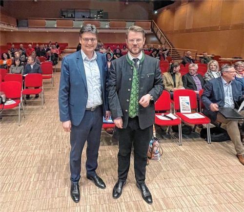 Bürgermeister Michael Hetzl (rechts) und Landrat Max Heimerl bei der Bürgerversammlung. Der Andrang der Mühldorfer war überschaubar. Foto Latta