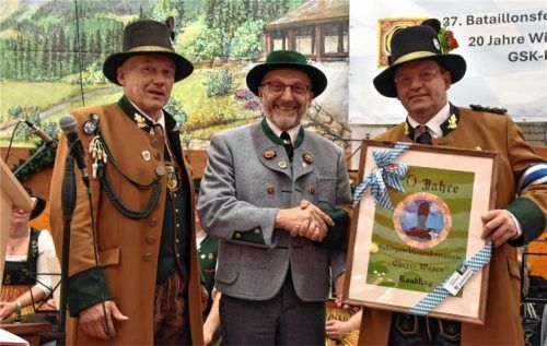 Bürgermeister Olaf Kalsperger (Mitte) gratulierte Hauptmann Robert Oschwald (rechts) und Oberleutnant Peter Freiberger. Fotos Ruprecht