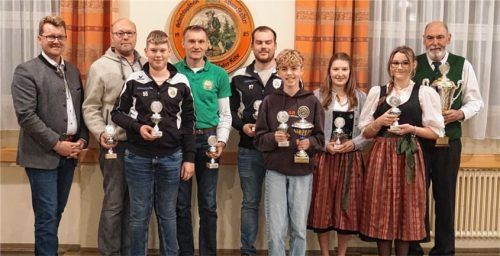 Bürgermeister Roland Kamhuber und Schützenmeister Anton Drexler (rechts) gratulierten Christian Grimm, Niklas Gerbl, Martin Sax, Dominik Schreiner, Simon Scheper, Sarah Landenhammer und Johanna Gabler (von links). Foto sutherland