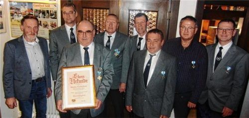 Bürgermeister Sebastian Winkler mit Manfred Höllbauer, Ehrenmitglied Martin Vorbuchner, Reservistenbetreuer Werner Lohr, Vorsitzendem Josef Weis, Sebastian Matzinger, Paul Brunner und Zweitem Vorsitzenden Claus Höllbauer (von links). Foto Jaensch