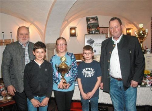 Bürgermeister Thomas Einwang (l.) mit den siegreichen Jung-Schützen aus Steeg Hanna Meier, Benedikt Oberwallner und Valentin Dietrich sowie Schützenmeister Franz Neuhofer (r.) Foto einwang