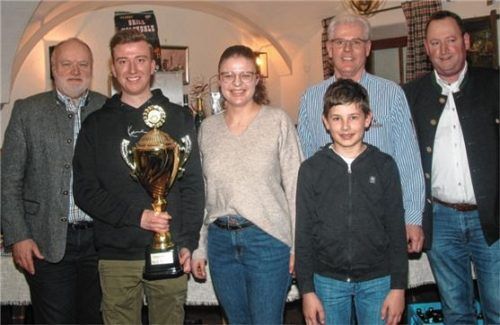 Bürgermeister Thomas Einwang (links) mit den Schützenmeistern Franz Schmid (Zweiter von rechts) und Franz Neuhofer (rechts) und den siegreichen Schützen aus Steeg (von links) Michael Zirnbauer, Lisa Schmid und Benedikt Oberwallner. Foto einwang