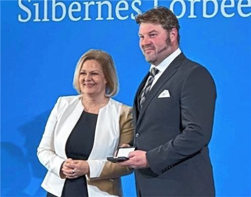 Bundesinnenministerin Nancy Faeser mit Peter Rottmoser bei der Verleihung des Silbernen Lorbeerblattes. Foto Sollinger
