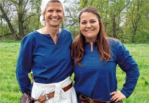 Claudia Empl und Katharina Steinberger – auch die richtige Kleidung gehört zum Mittelalterleben.Foto stettner